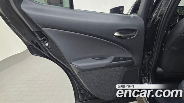 Lexus UX250h 2023 — Photo 29/30