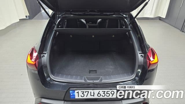 Lexus UX250h 2023 — Photo 2/30