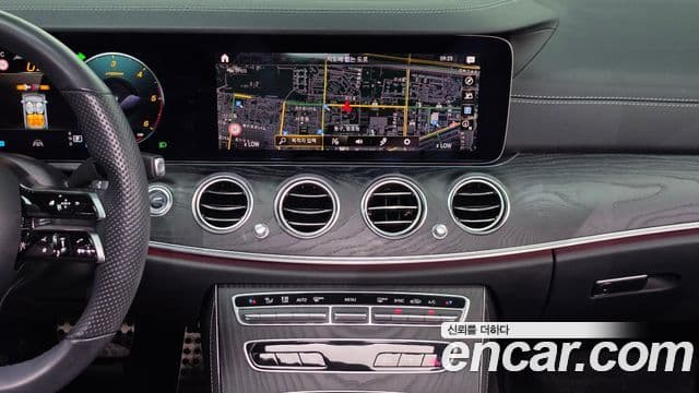 Mercedes-Benz E-Class 2021 — Şəkil 31/33