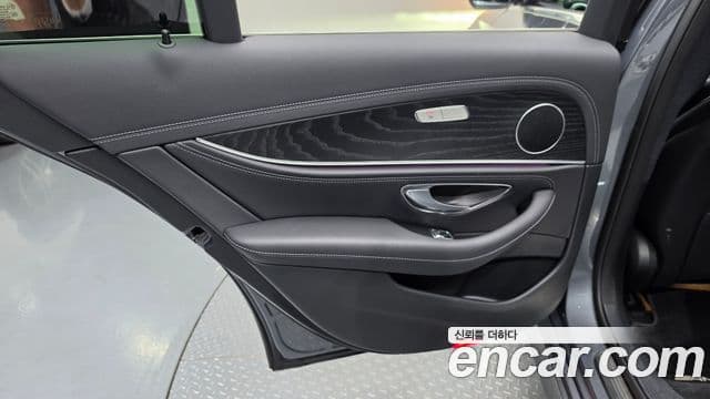 Mercedes-Benz E-Class 2021 — Şəkil 18/33