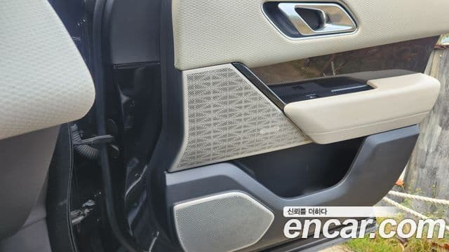 Land Rover Range Rover Velar 2018 — ფოტო 13/19