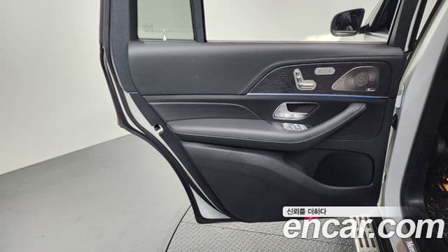 Mercedes-Benz GLS-Class 2025 — Photo 30/37