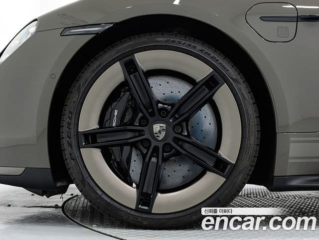 Porsche Taycan 2025 — ფოტო 13/20