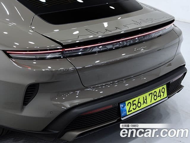 Porsche Taycan 2025 — ფოტო 16/20
