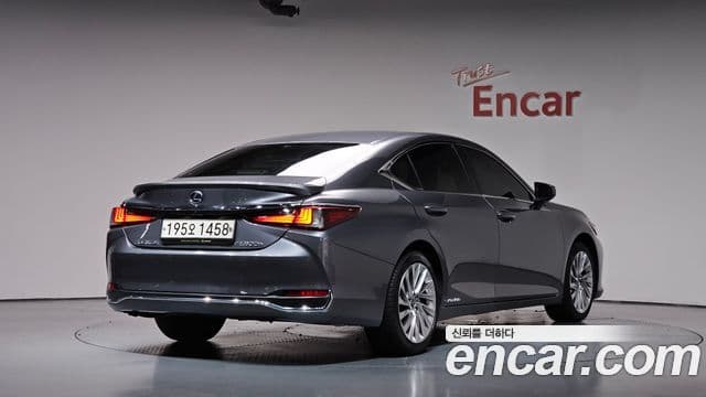 Lexus ES300h 2020 — ფოტო 13/20