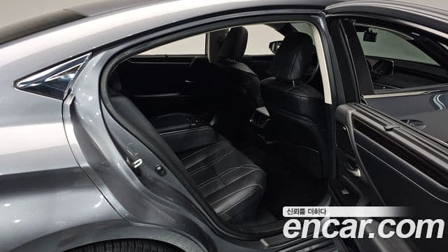 Lexus ES300h 2020 — ფოტო 7/20