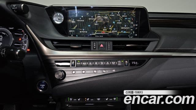 Lexus ES300h 2020 — ფოტო 19/20
