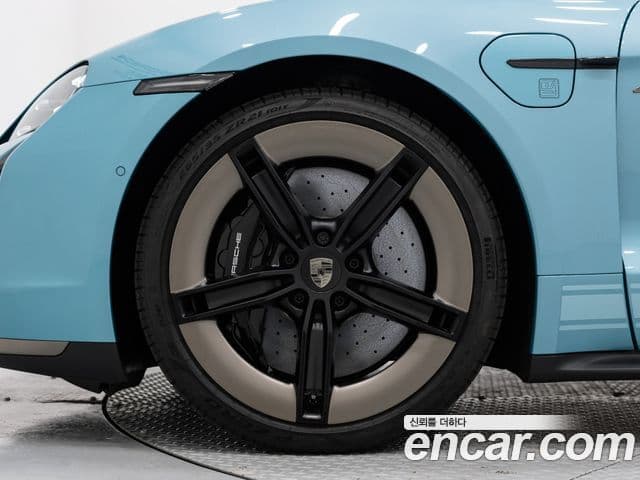 Porsche Taycan 2025 — Photo 12/19