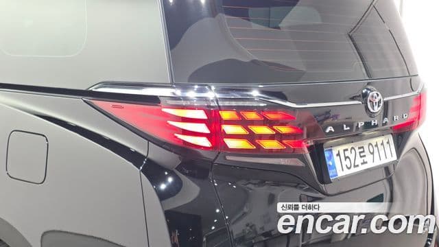 Toyota Alphard 2023 — Photo 19/30