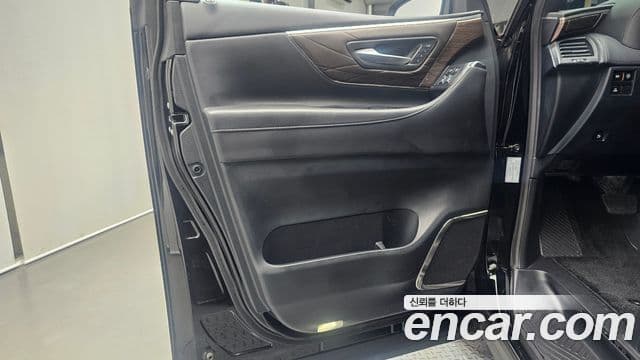 Toyota Alphard 2023 — Photo 12/30