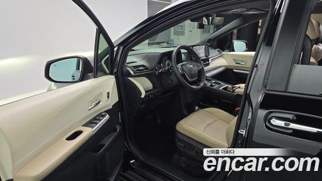 Toyota Sienna 2022 — ფოტო 31/32