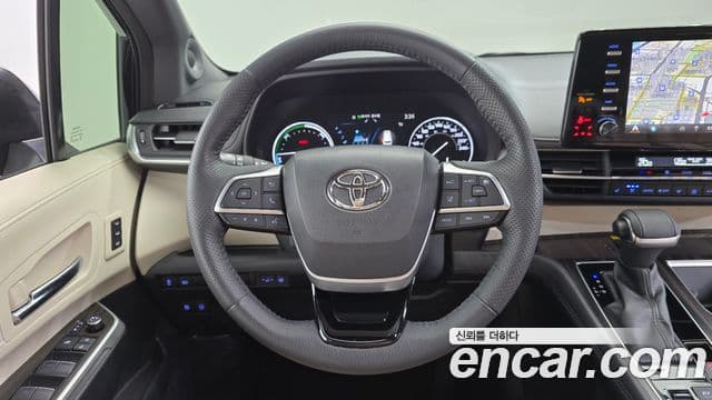 Toyota Sienna 2022 — ფოტო 23/32