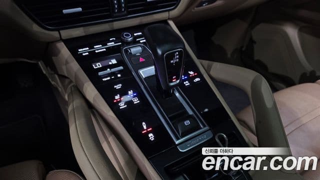 Porsche Cayenne 2019 — ფოტო 23/36