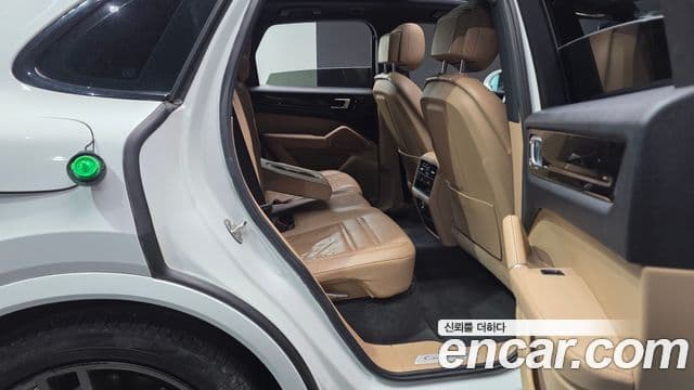Porsche Cayenne 2019 — ფოტო 15/36
