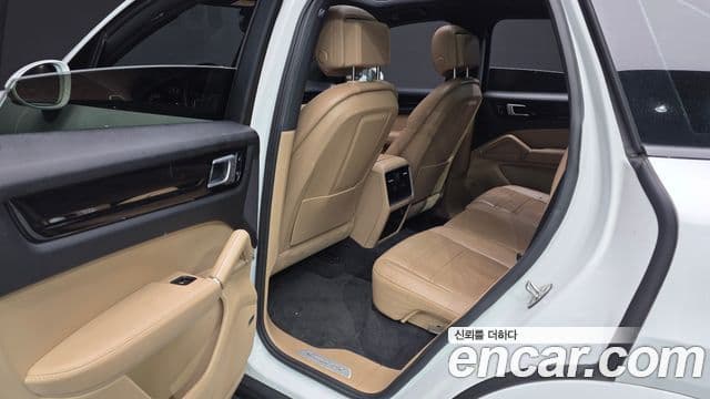 Porsche Cayenne 2019 — ფოტო 26/36