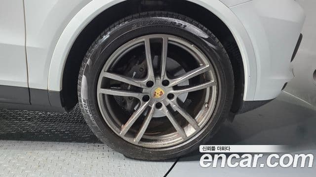 Porsche Cayenne 2019 — ფოტო 8/36
