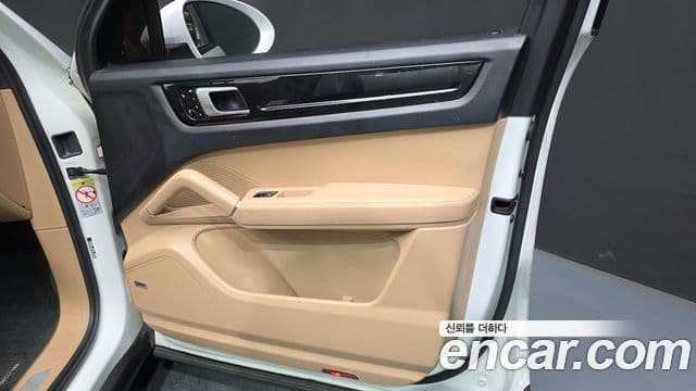 Porsche Cayenne 2019 — ფოტო 7/36