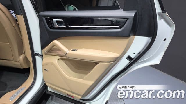 Porsche Cayenne 2019 — ფოტო 34/36