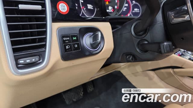 Porsche Cayenne 2019 — ფოტო 17/36