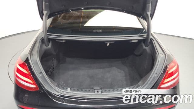 Mercedes-Benz E-Class 2020 — Photo 31/36