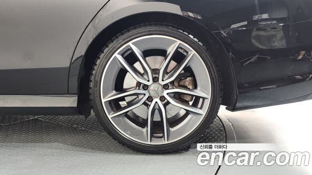 Mercedes-Benz E-Class 2020 — Photo 1/36