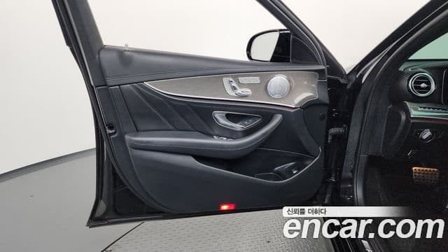 Mercedes-Benz E-Class 2020 — Photo 24/36