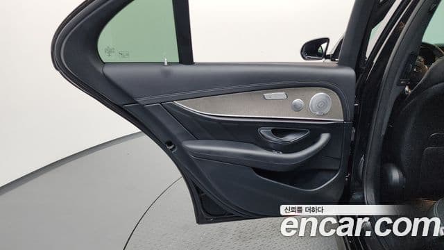 Mercedes-Benz E-Class 2020 — Photo 34/36