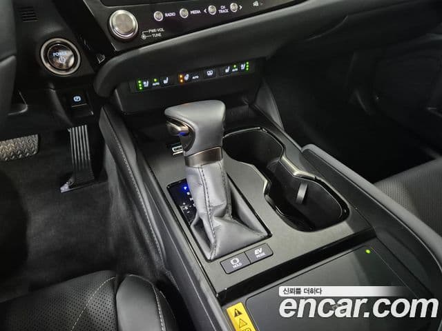 Lexus ES300h 2026 — ფოტო 19/20