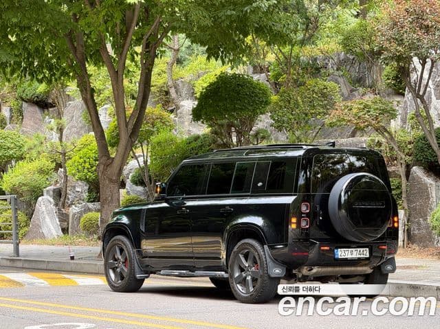 Land Rover Defender 2023 — Photo 16/20