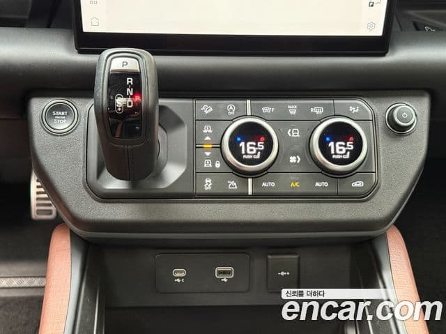 Land Rover Defender 2023 — Photo 7/20