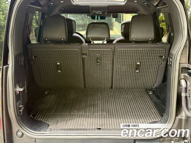Land Rover Defender 2023 — Photo 17/20