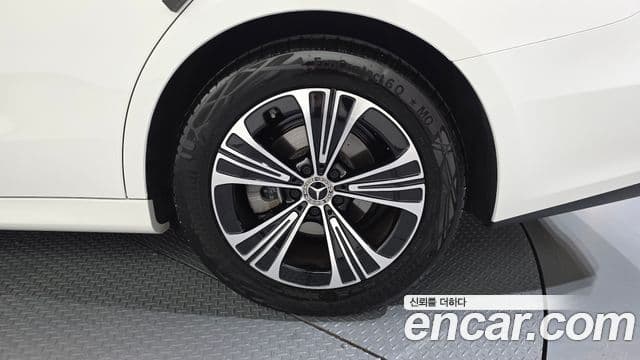 Mercedes-Benz E-Class 2025 — ფოტო 30/31