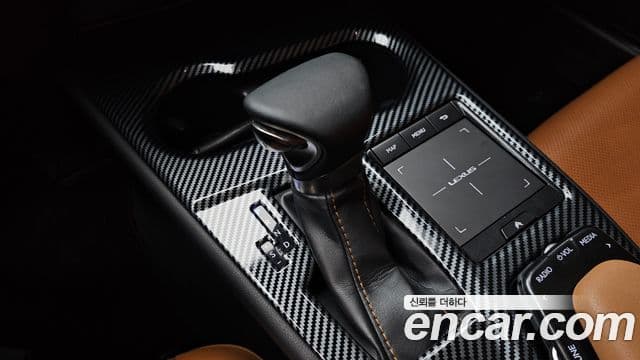 Lexus UX250h 2019 — ფოტო 14/32