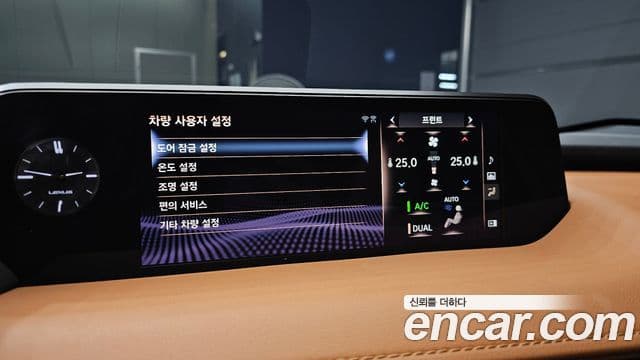 Lexus UX250h 2019 — ფოტო 1/32