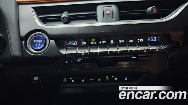 Lexus UX250h 2019 — ფოტო 27/32