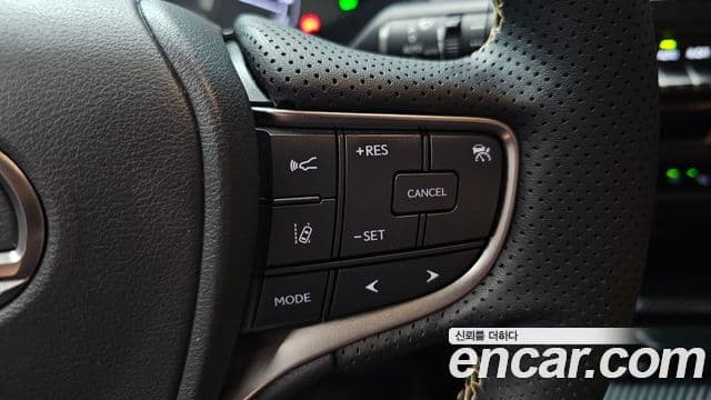 Lexus UX250h 2019 — ფოტო 22/32