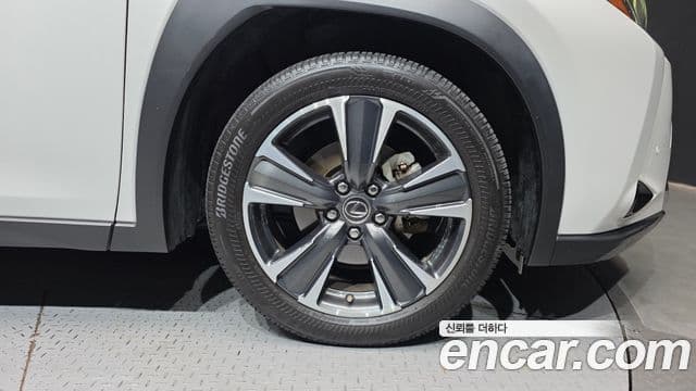 Lexus UX250h 2019 — ფოტო 9/32