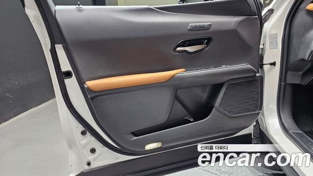 Lexus UX250h 2019 — ფოტო 15/32