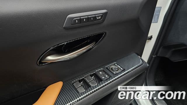 Lexus UX250h 2019 — ფოტო 17/32