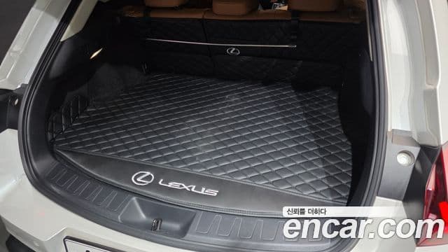 Lexus UX250h 2019 — ფოტო 8/32