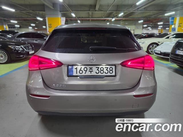 Mercedes-Benz A-Class 2019 — Şəkil 17/20