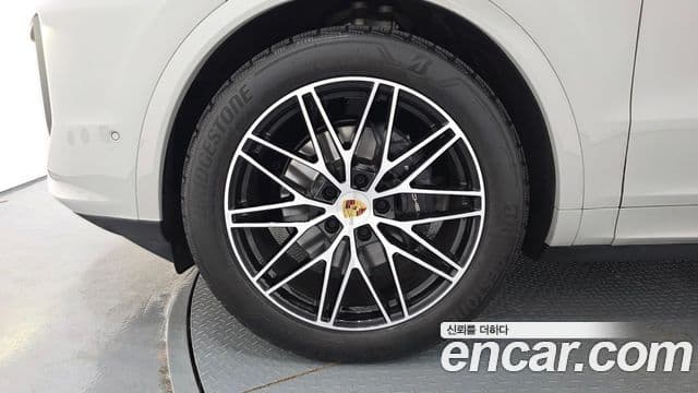 Porsche Cayenne 2024 — ფოტო 30/39