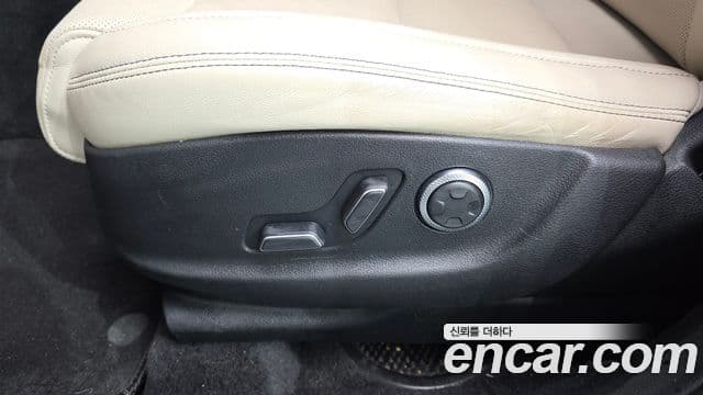 Genesis GV70 2021 — Photo 20/36