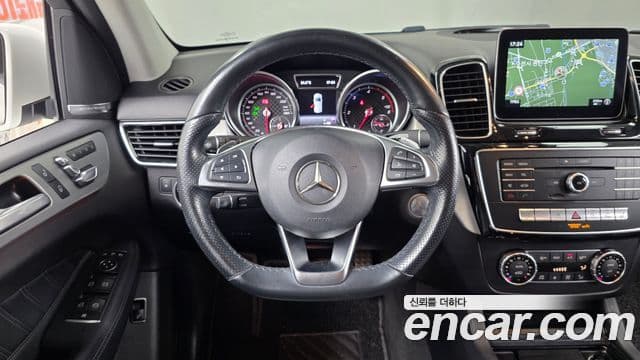 Mercedes-Benz GLE-Class 2018 — Photo 19/20