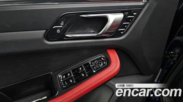 Porsche Macan 2021 — Фото 18/20