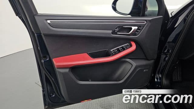 Porsche Macan 2021 — Photo 27/30