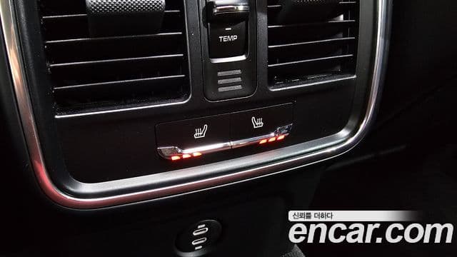 Porsche Macan 2021 — Photo 28/30