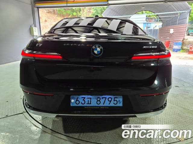 BMW i7 2022 — ფოტო 18/20