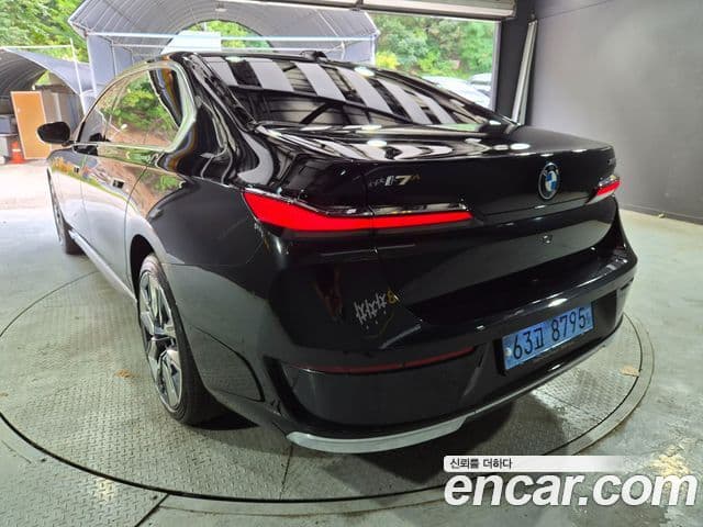 BMW i7 2022 — ფოტო 14/20