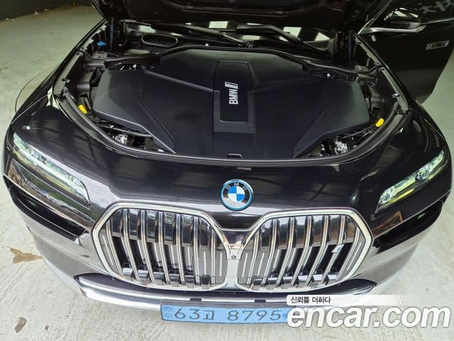 BMW i7 2022 — ფოტო 8/20